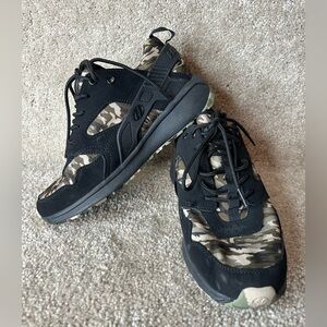 Heelys  force Black and Camouflage Athletic Shoes size 5